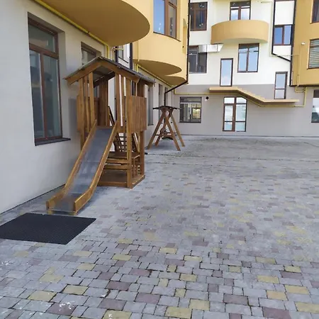 вул роксолани , 16 центр 300 м до бювету *