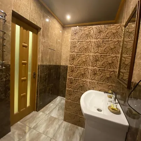 вул роксолани , 16 центр 300 м до бювету