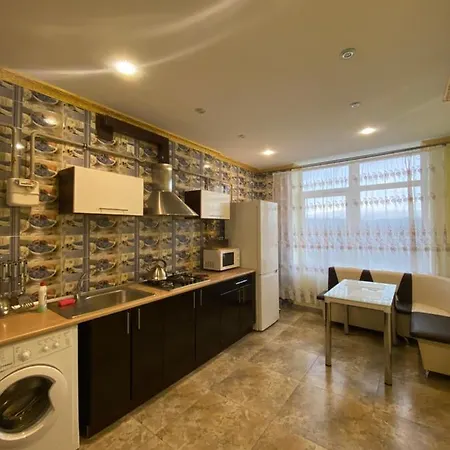 вул роксолани , 16 центр 300 м до бювету