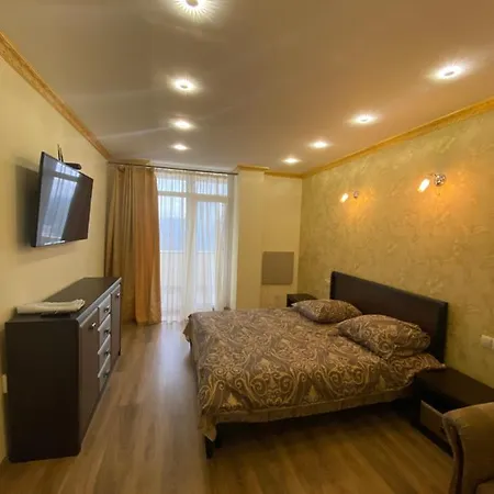 вул роксолани , 16 центр 300 м до бювету *