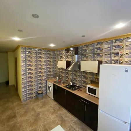 вул роксолани , 16 центр 300 м до бювету *