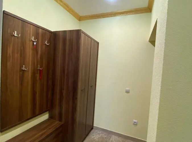 вул роксолани , 16 центр 300 м до бювету *